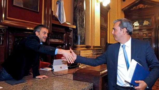 Xulio Ferreiro saluda al portavoz del PSOE en el concello antes del pleno