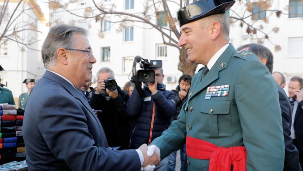 El ministro Zoído saluda a José Hermida, este martes en Valencia
