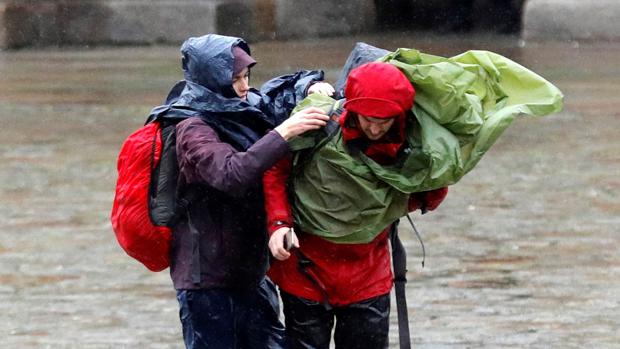 El viento afecta también a la capital gallega, que sufre fuerte lluvias este martes