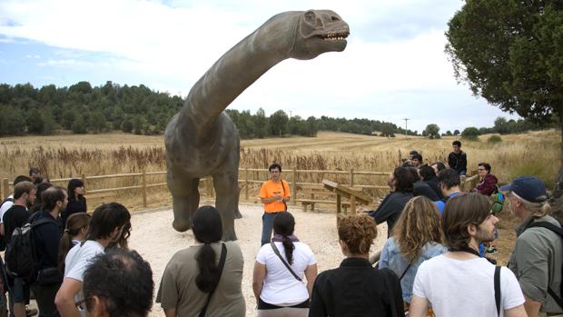 Expertos de todo el mundo visitan las icnitas de la zona de Salas de los Infantes guiados por Fidel Torcida, director del museo de los dinosaurios de Salas de los Infantes