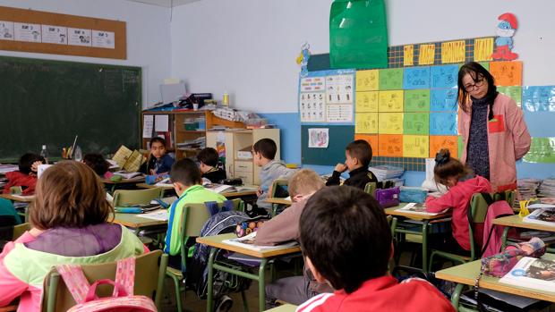 Una profesora imparte clase en un aula