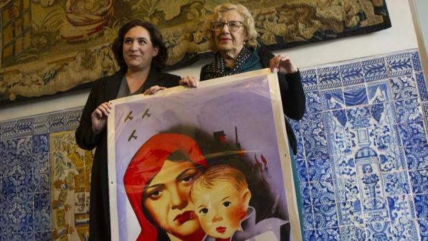 Colau y Carmena en la inaguruación de la exposición «No pasarán»