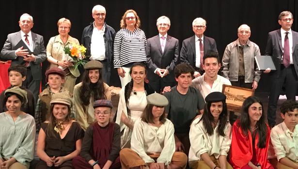 Los directores con la asociación local de teatro «Liberaelarte»