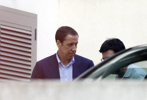 Imagen de Eduardo Zaplana tomada durante el registro de su domicilio en Benidorm