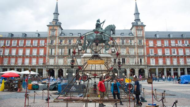 La noria es una de las atracciones clásicas que estos días estarán abiertas en la Plaza Mayor
