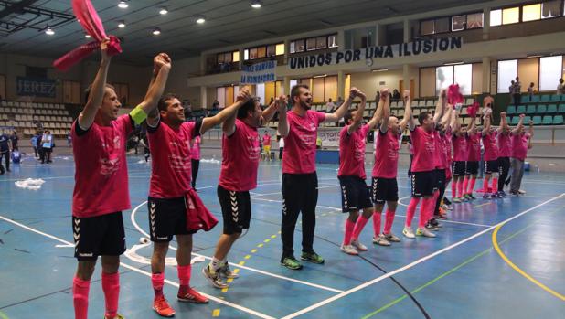 La plantilla del FS Talavera celebra el ascenso en el pabellón «Ruiz Mateos»