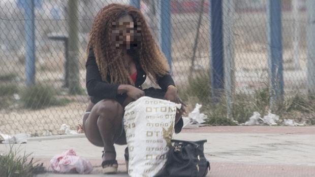 Una mujer ejerce la prostitución en el polígono de Marconi