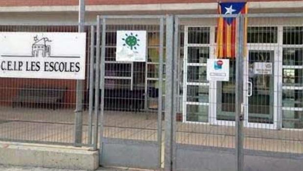 Imagen de una escuela catalana con la estelada colgada en el acceso a las instalaciones