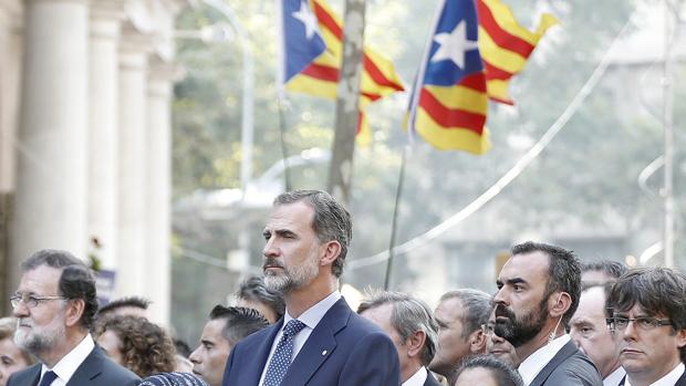 El Rey Felipe VI, junto a los expresidentes del Gobierno, Mariano Rajoy, y de la Generalitat, Carles Puigdemont, en Barcelona tras los atentados de agosto
