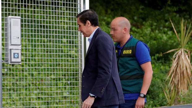 Eduardo Zaplana, a su entrada la Comandancia de la Guardia Civil del municipio madrileño de Tres Cantos