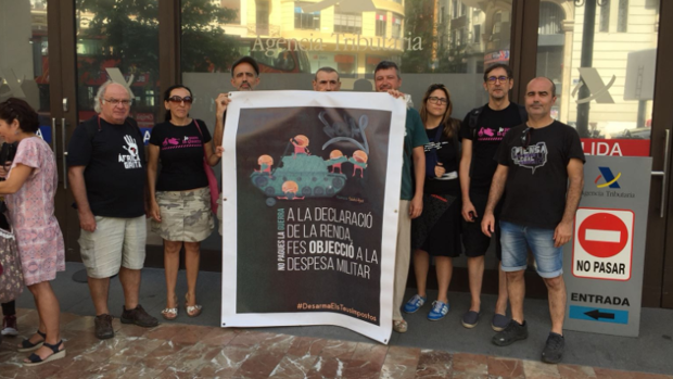 Antimilitaristas en Valencia dando a conocer su campaña de «objeción» fiscal, este martes