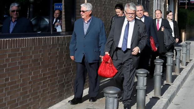 Varios exconsejeros de la CAM acudiendo al juicio por las dietas del expresidente Crespo
