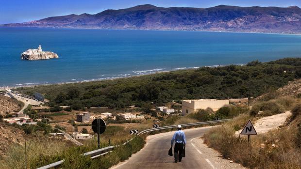Carretera que lleva a la playa de Sfiha, frente al Peñón de Alhucemas, España