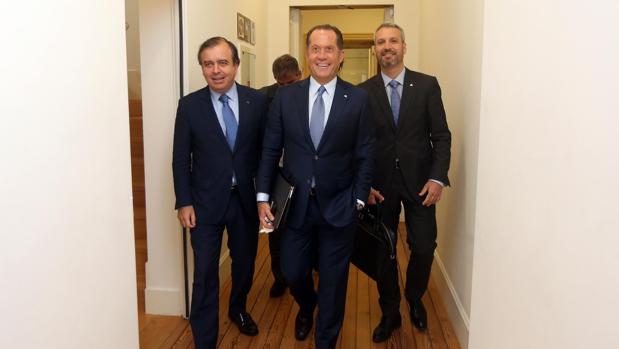 De izquierda a derecha: el consejero delegado, Francisco Botas, el presidente de Abanca, Juan Carlos Escotet y el director general financiero, Alberto de Francisco, dirigiéndose a la rueda de prensa para presentar los resultados del primer semestre de 2018