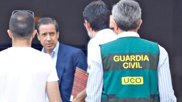 Eduardo Zaplana, durante uno de los registros en domicilio