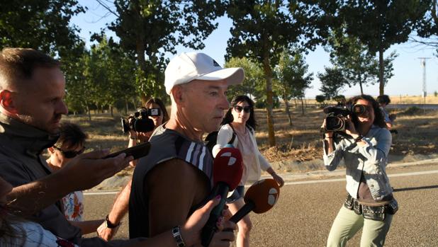 El histórico etarra Santi Potros saliendo de la cárcel de Salamanca tras quedar en libertad