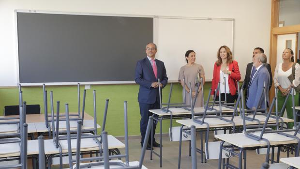 El consejero de Educación, Rafael van Grieken, visitando un colegio en Madrid