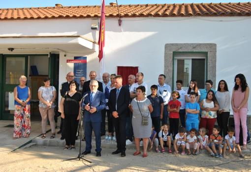 Felpeto junto al alcalde, David Palomares, en la puerta del centro educativo