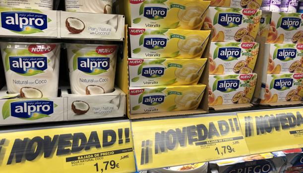 Imagen de los nuevos productos de Alpro en uno de los lineales de Mercadona