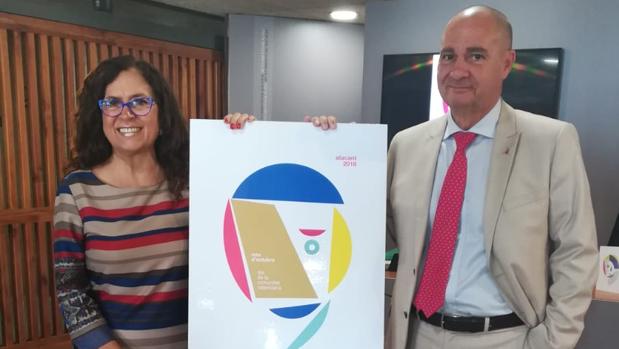 Padilla y Vallejo con el cartel del Día de la Comunidad Valenciana, este miércoles en Alicante