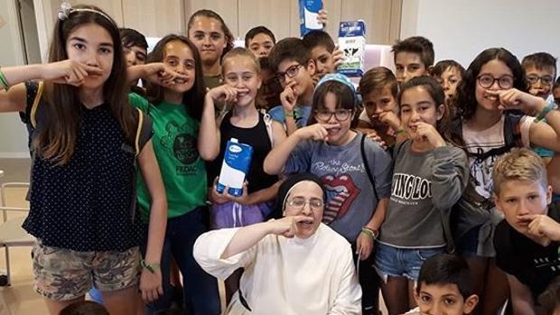 La monja Sor Lucía Caram es uno de los rostros populares que han participado en la campaña