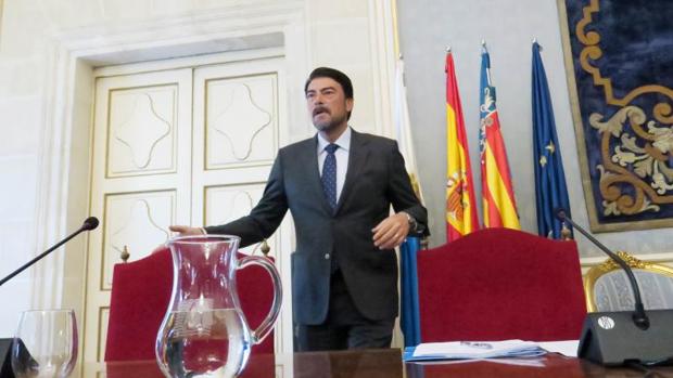 El alcalde, Luis Barcala, en el Ayuntamiento de Alicante