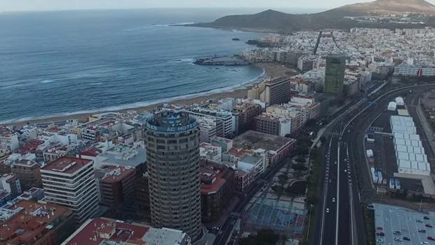 Al fondo, edificio sede de Endesa en Canarias