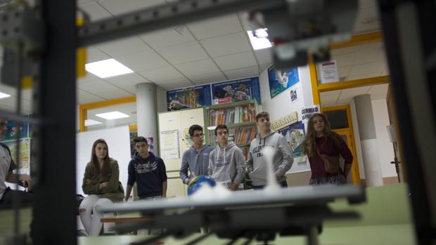 Alumnos del instituto García Lorca, de la localidad madrileña de Las Rozas, uno de los pioneros en impartir clase de robótica