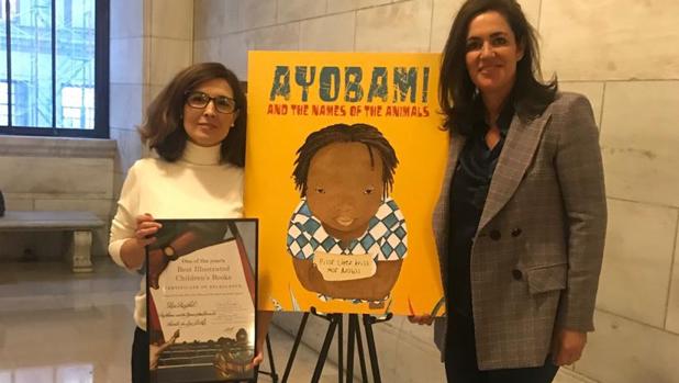 Mar Azabal, a la izquierda, y Ana Eulate, después de recoger el premio en la Biblioteca Pública de Nueva York