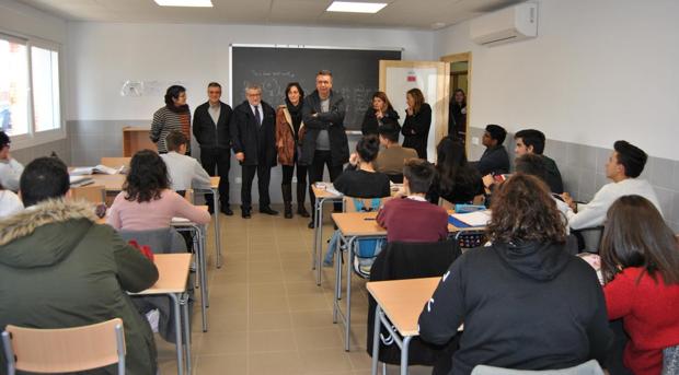 Ángel Felpeto, junto al alcalde de Bargas, Gustavo Figueroa, visitan una clase del instituto «Julio Verne»