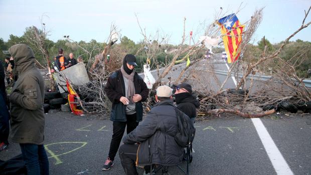 Independentistas radicales cortando ayer el tráfico de la AP-7