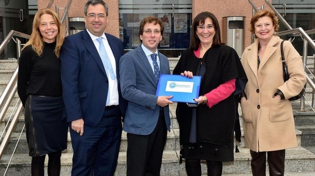 La alcaldesa de Pozuelo hace entrega de las firmas a José Luis Martínez Almeida