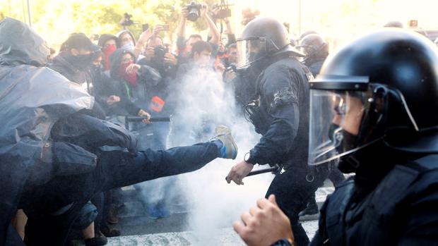 Los Mossos d'Esquadra cargando en Barcelona contra manifestantes de los Comités de Defensa de la República