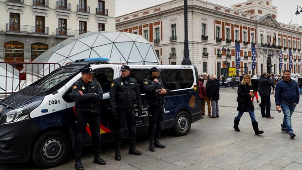 Policía en la Puerta del Sol de Madrid, uno de los lugares más visitados por estas fechas cercanas a la Navidad