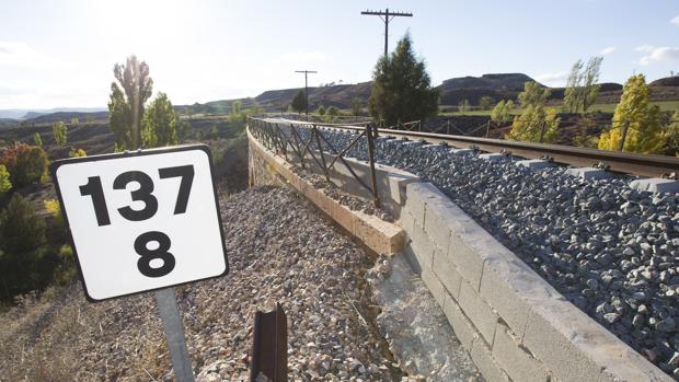 Tramo de la línea férrea Zaragoza-Teruel-Sagunto cerca de la localidad turolense de Sarrión