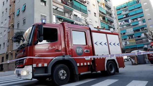 Un camión de bomberos en las inmediaciones de la vivienda ubicada en La Llagosta (Barcelona),
