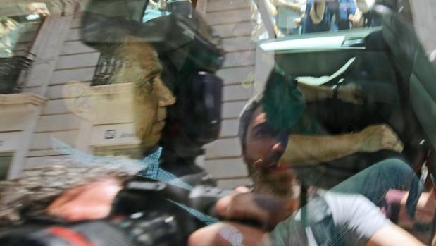 Zaplana, trasladado en un coche policial