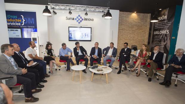 El presidente de la Diputación, César Sánchez, y el director de Suma, Manuel Bonilla, con participantes en el programa SumaInnova