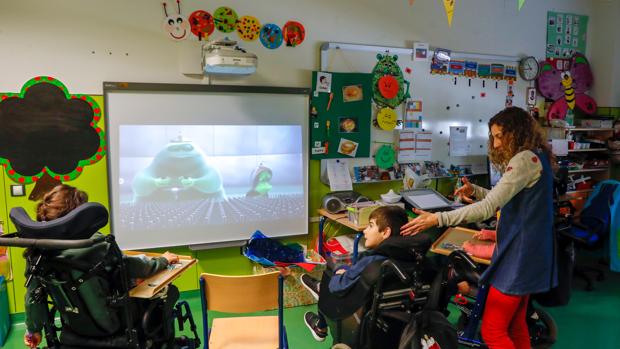 Un aula de alumnos gravemente afectados, trabajando con su tutora Esther en el centro Carrechiquilla, de Palencia