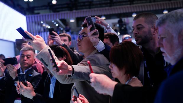 Visitantes del Mobile toma fotos con sus teléfonos móviles