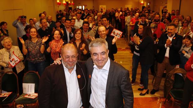 Francisco Igea, ayer en Valladolid, arropado por el responsable de Economía de Cs, Luis Garicano