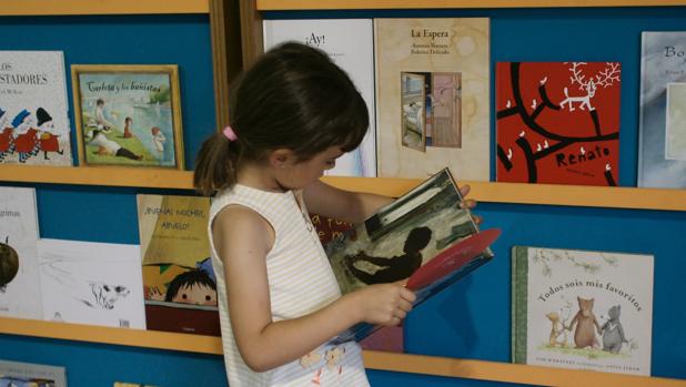 Una niña, leyendo un cuento