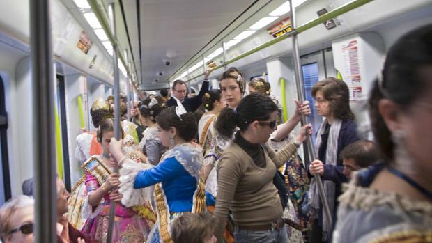 Imagen de un grupo de falleras en el Metro de Valencia