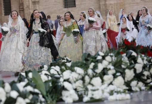 Un grupo participando en la Ofrenda con devoción