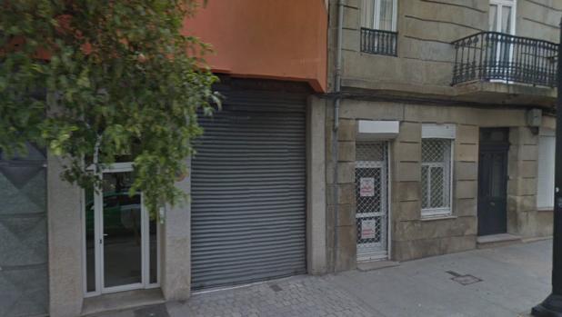 Puerta del garaje en la que quedó atrapado el indigente