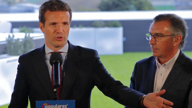 El líder nacional del PP, Pablo Casado, junto al presidente regional del partido, Luis María Beamonte