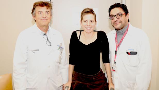 Imagen de la paciente junto a los doctores