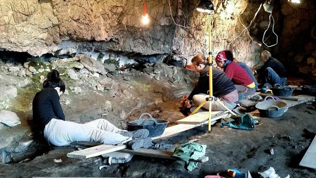 Investigadores del Grupo de Arqueología de Alta Montaña, durante las prospecciones en abrigos rocosos del Parque Nacional de Ordesa y Monte Perdido