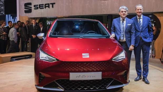 El CEO de Seat, Luca de Meoy el de VW, Herbert Deiss, con el nuevo «Born»