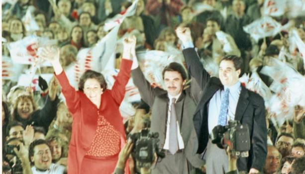 Imagen de Aznar, flanquedado por Barberá y Zaplana, en el mitin de Mestalla del año 1996